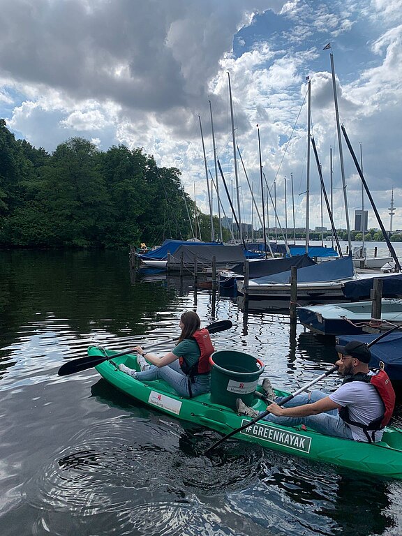Matthäus und Sarah paddeln auf der Alster in einem Green Kayak.