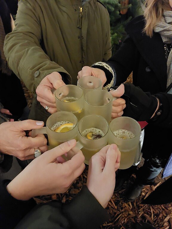 Bild: Anstoßen mit Glühwein auf einem Hamburger Weihnachtsmarkt