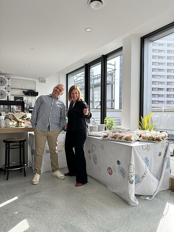 Martin und Conni fröhlich-albern vor dem Buffet.