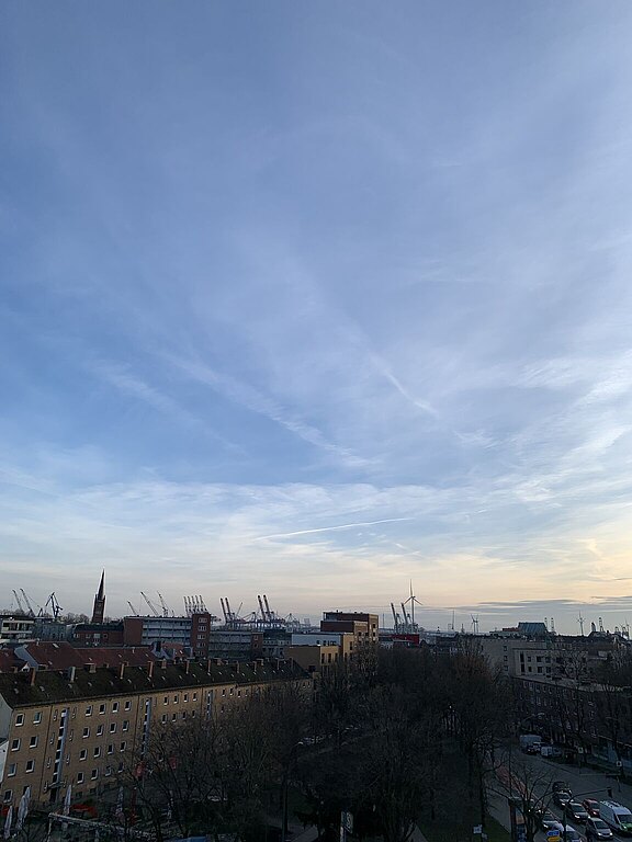 Ausblick auf St. Pauli und die Hamburger Hafenkräne von der Dachterrasse des Hamburger Ding.