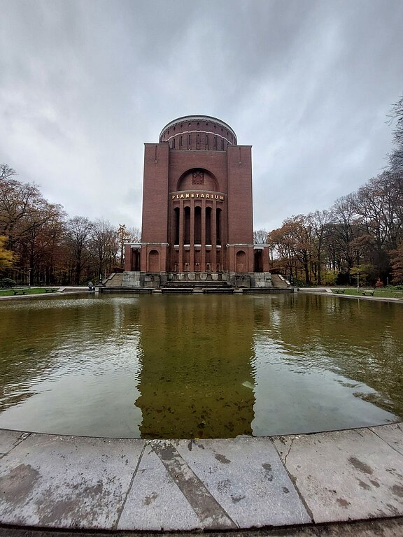 Bild des Hamburger Planetariums mit seinem Wasserbecken davor.